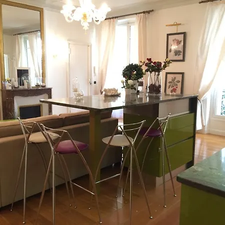 De Luxe Avenue Montaigne