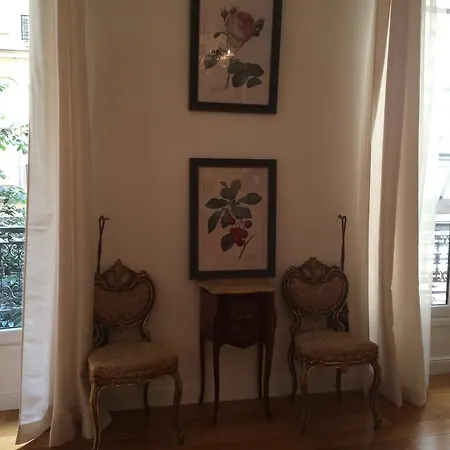 De Luxe Avenue Montaigne